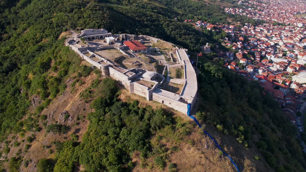 muros de piedra del castillo sobre la hermosa ciudad de prizren con casas de techo rojo