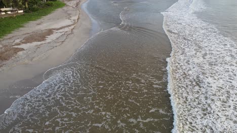 Olas-Rompiendo-En-La-Playa-De-Tamarin-Bay-Con-Vistas-Inclinadas-Hacia-La-Montaña-La-Tourelle