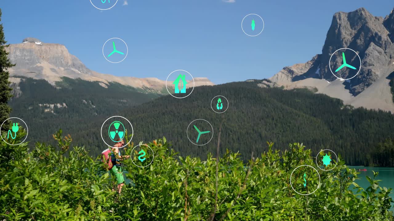 Wanderin kommt an einem Bergsee an, aktiviert schwebende Energie-Symbole und fängt die Aussicht mit dem Smartphone ein.