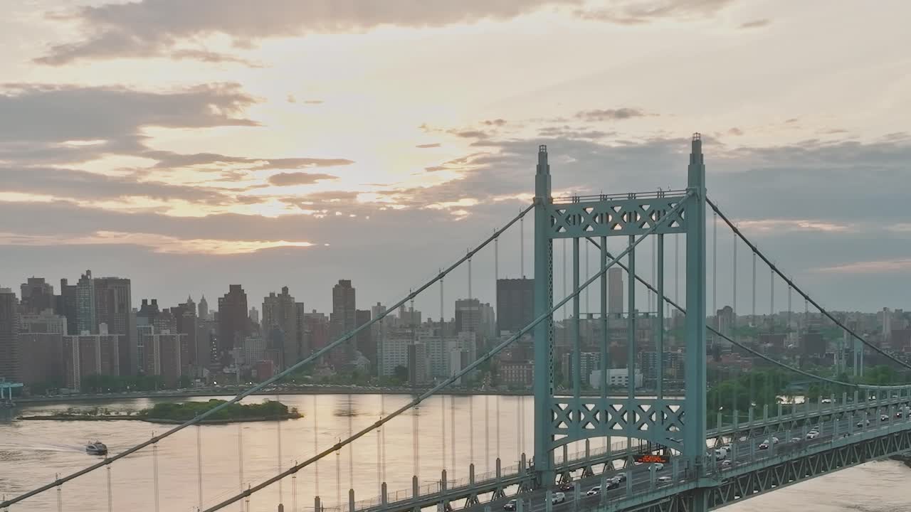 Vista de uma ponte em Nova York ao pôr do sol com o horizonte da cidade