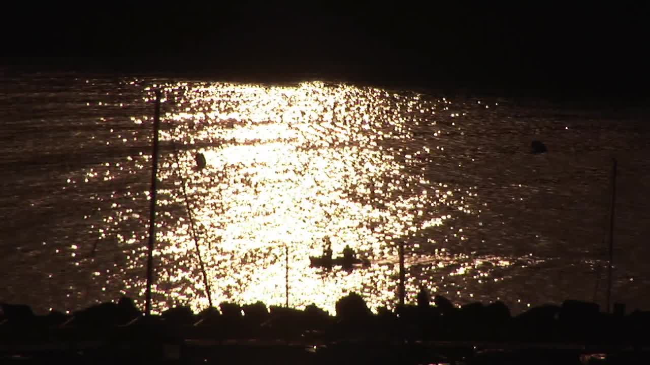 코스타 브라바 위의 해가 지는 것