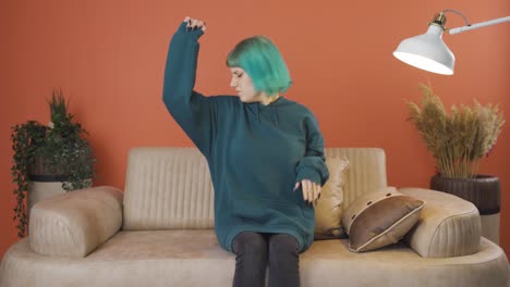 la joven sudorosa huele mal y ofensivamente.