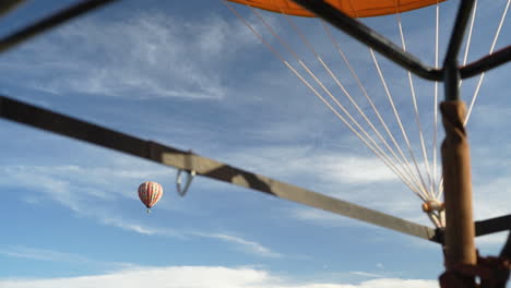 pov de la cesta del globo aerostático, paseo panorámico sobre el paisaje en un día soleado de verano