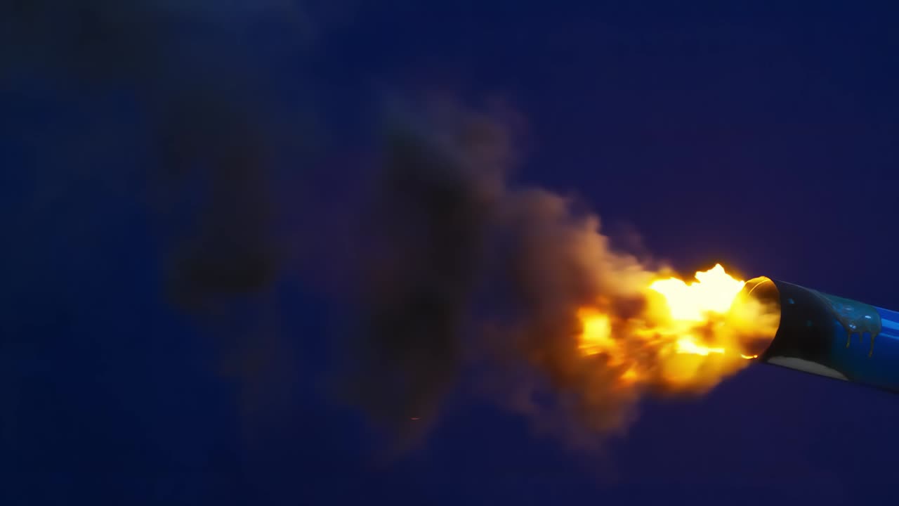 spray fuego se extiende en pantalla azul fondo tierra cámara lenta