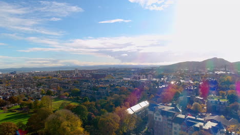 Toma-Aérea-Mirando-Hacia-El-Sur-Sobre-Edimburgo-Hacia-El-Asiento-De-Arthur