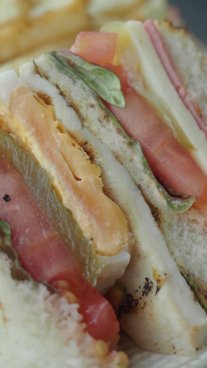 Vista ravvicinata di un delizioso club sandwich a strati.