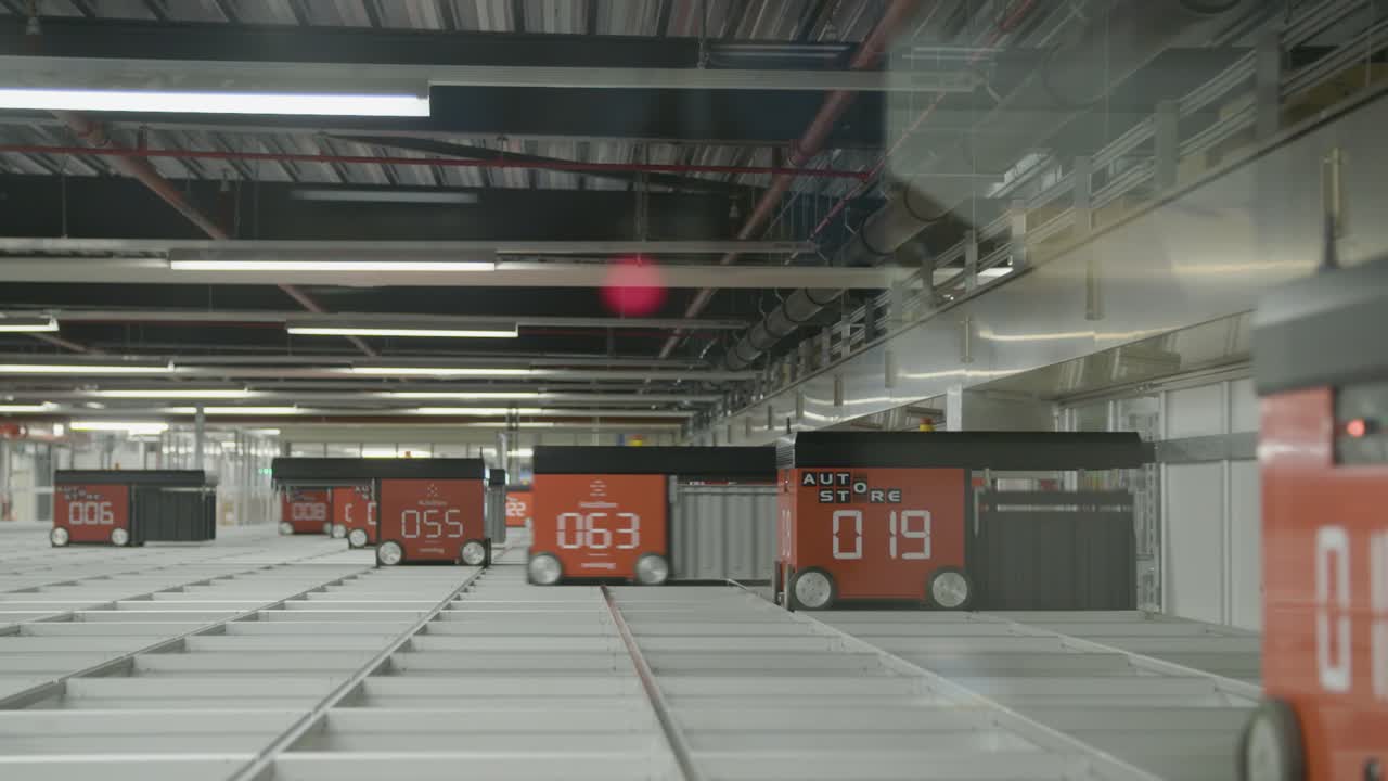 Filmato di robot Autostore che si muovono su una griglia di stoccaggio all'interno di un sistema di magazzino completamente automatizzato.