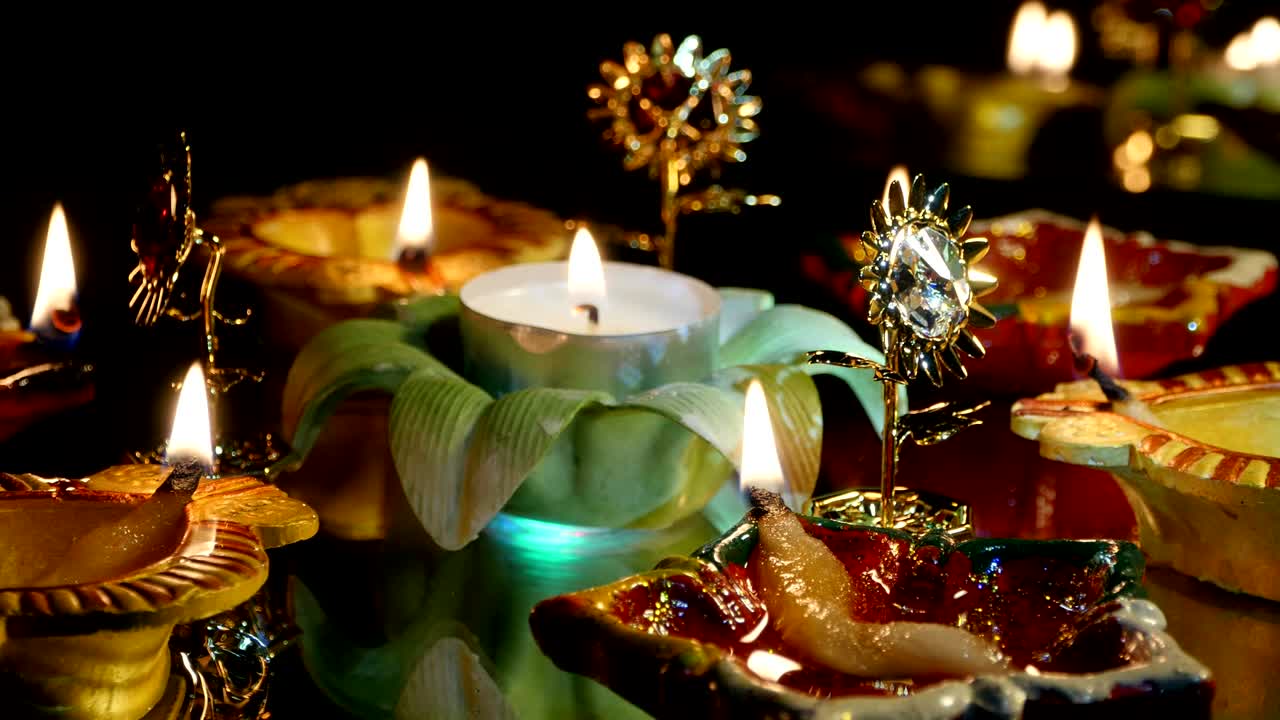 deepak se quema en la oscuridad.