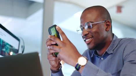 Negocios,-Sonrisa-Y-Hombre-Negro-Escribiendo-Con-Teléfono.