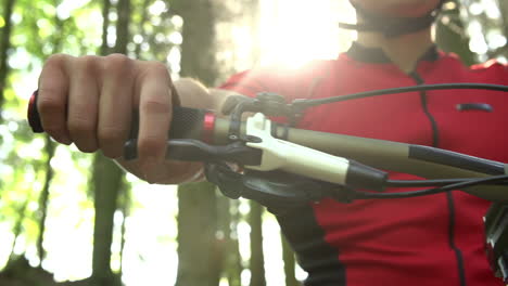 Cerca-Del-Hombre-En-Bicicleta-De-Montaña-En-El-Bosque