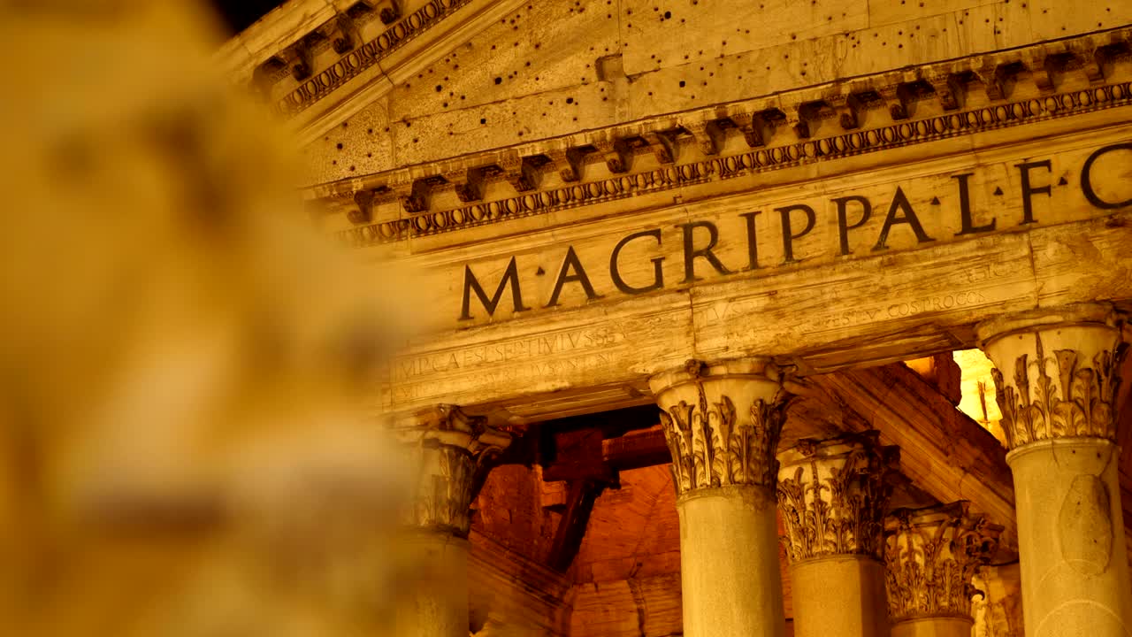 밤 에 판테온 근처 에 있는 고대 로마 의 분수 에서 물 이 아져 나온다