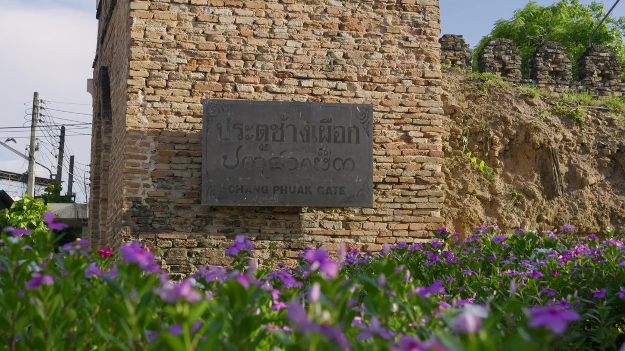 Slider in slow motion sopra il cancello delle Mura della città di Chiang Mai.