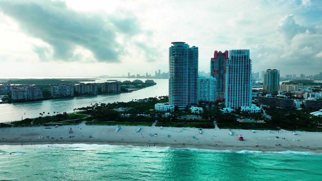 el muelle de south point park en south beach, miami, florida, vista aérea de un avión no tripulado