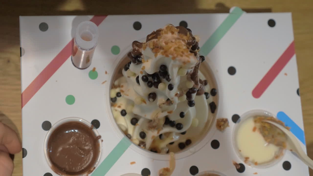 아이스크림을 고 있는 아이