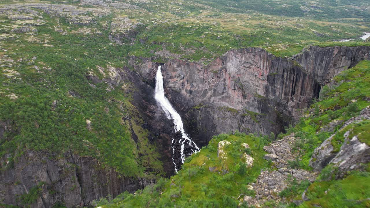 녹색 풍경과 여름 동안 hardangervidda 국립 공원에서 valursfossen 폭포를 드러내는 드론
