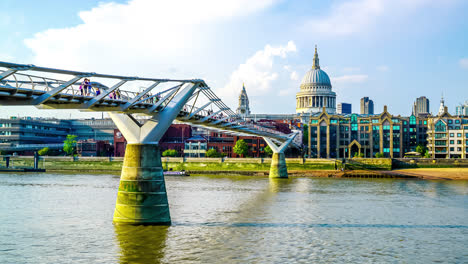 Zeitraffer-Leute,-Die-über-Die-Jahrtausendbrücke-Mit-St.-Pauls-Kathedralenhintergrund-Gehen