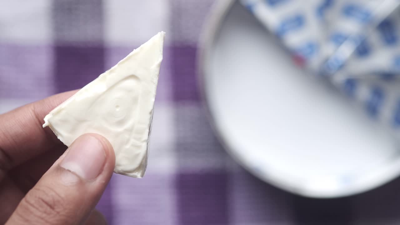 un pedazo de queso blanco