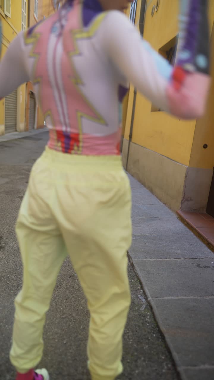 Ragazza alla moda con outfit di tendenza