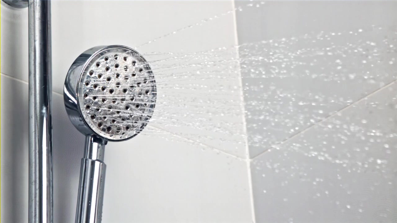 Acqua rinfrescante che spruzza da un soffione doccia moderno