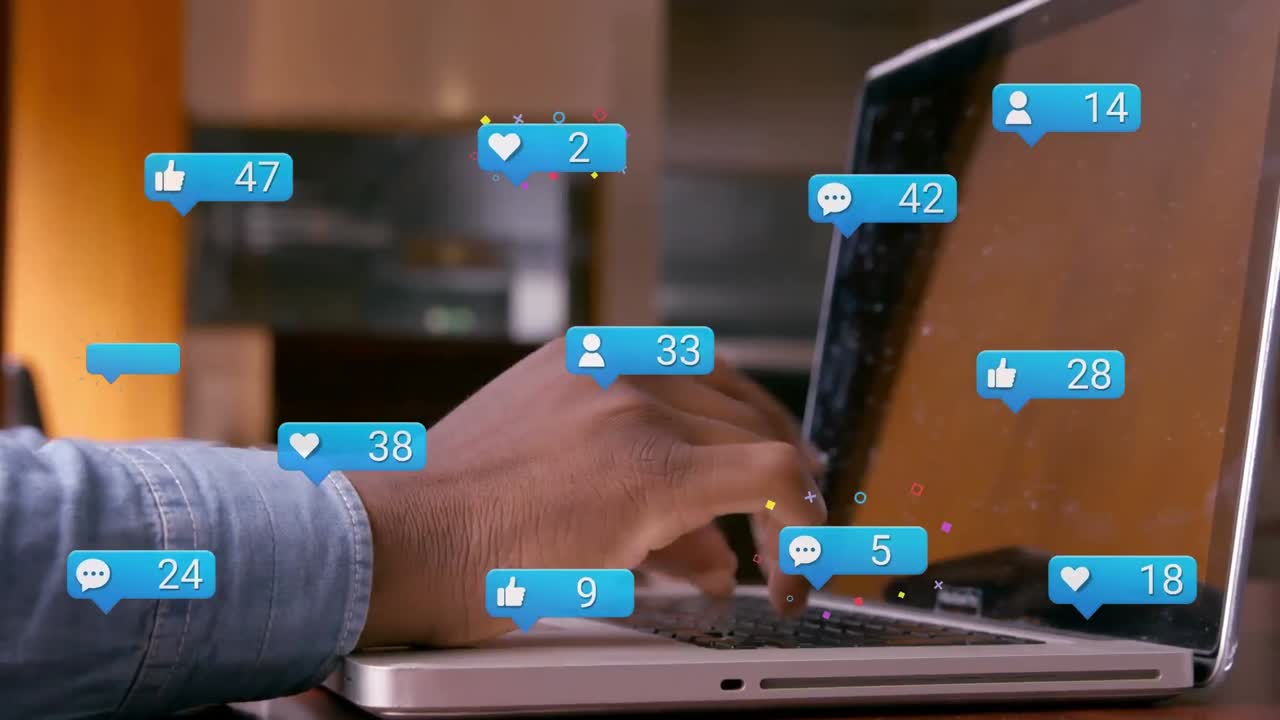 animación de las reacciones de las redes sociales sobre las manos de un hombre biracial usando una computadora portátil