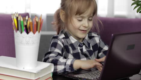 Niña-Estudiando-Tareas-En-Línea-Usando-Una-Computadora-Portátil-Digital.-Educación-A-Distancia