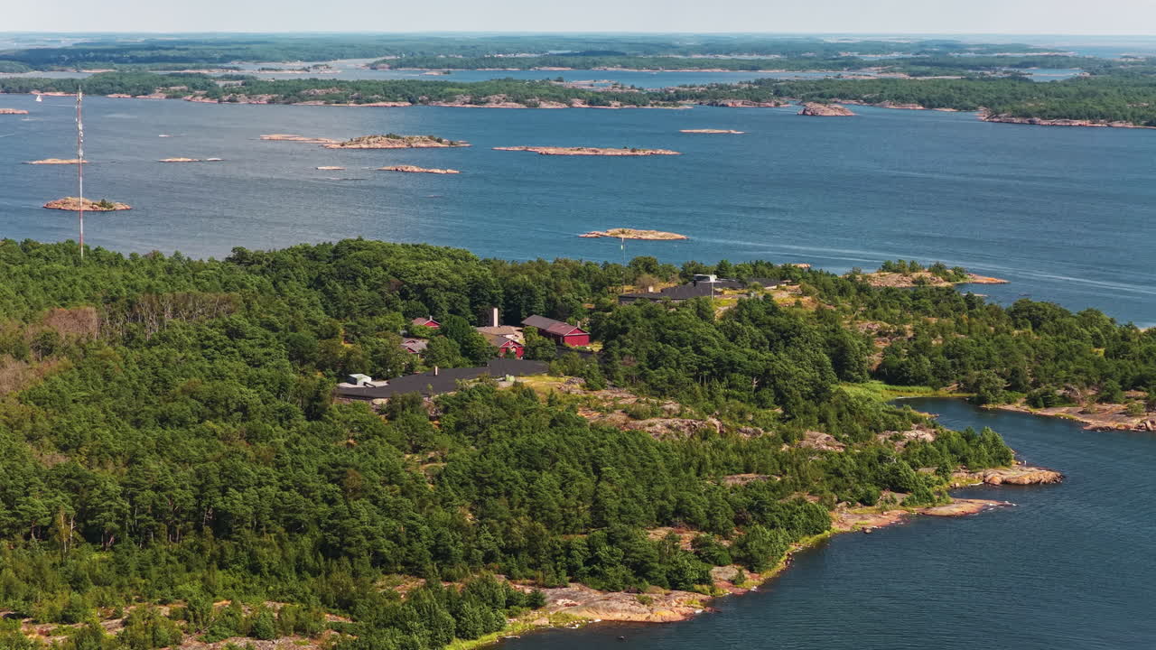 Dronekuva Suomen saaristosta teleobjektiivilla, vanhan tykkitukikohdan ympäriltä, kesäpäivä.