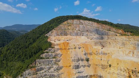 Atemberaubende-4K-Drohnenaufnahmen-Des-Steinbruchs-In-Der-Nähe-Von-Velenje-Im-Land-Slowenien