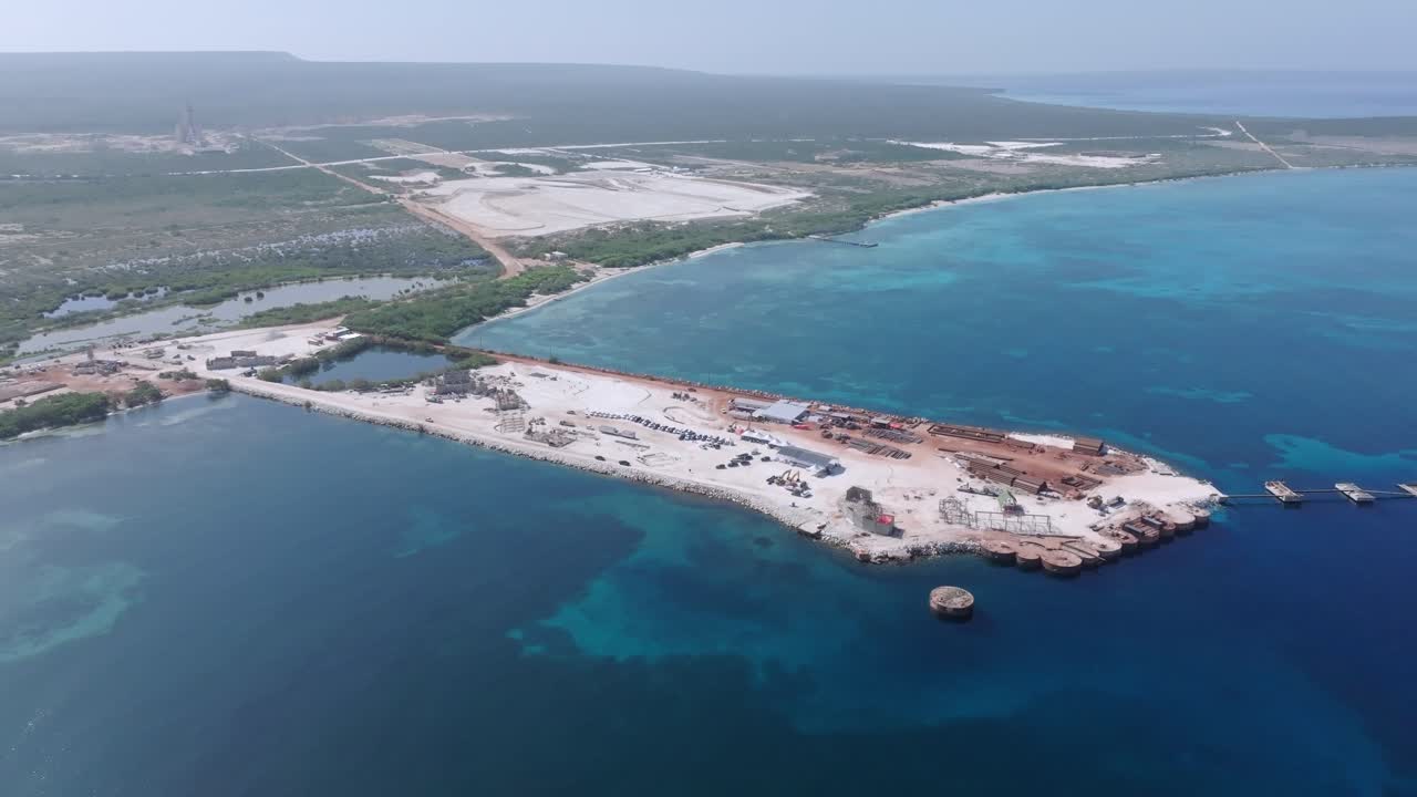카보 로조 에 크루즈 선박 을 위한 새로운 항구 를 건설 하는 대규모 건설 현장