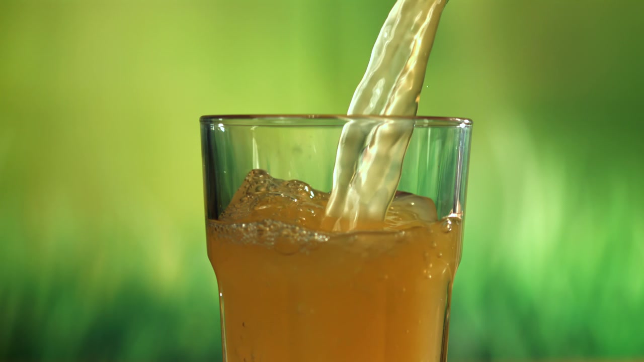 Succo d'Arancia che si Versa in un Bicchiere al Rallentatore