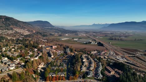 volar sobre la zona residencial de sumas mountain abbotsford en columbia británica, canadá