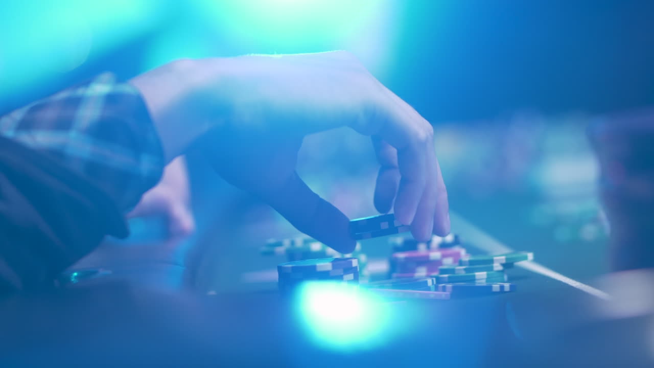 un jugador de póquer o ruleta eligiendo cuidadosamente sus fichas de la mesa