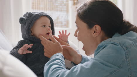 Glückliche-Mutter,-Die-Mit-Ihrem-Baby-Spielt-Und-Ein-Lustiges-Kostüm-Trägt.-Liebende-Mutter,-Die-Zu-Hause-Spaß-Mit-Ihrem-Niedlichen-Kleinkind-Hat.-Eltern-Haben-Kontakt-Zu-Ihrem-Kind-Und-Genießen-Die-Kinderbetreuung-Als-Mutter