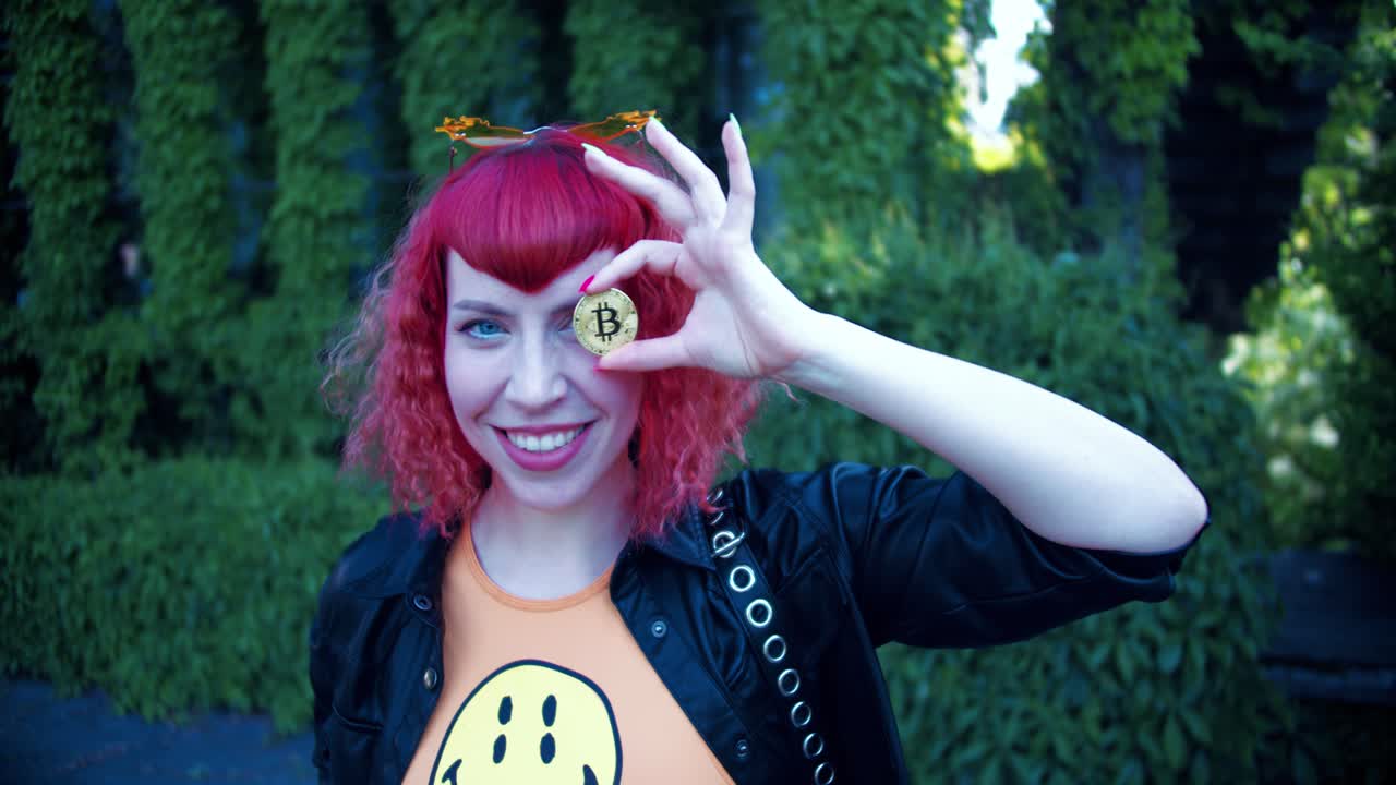 비트 코인에 놀란 오렌지 안경 소녀