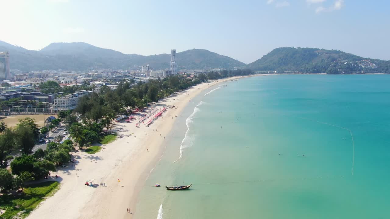 vistas superiores disparos de drones mar arena playa viaje de verano atardecer cielo