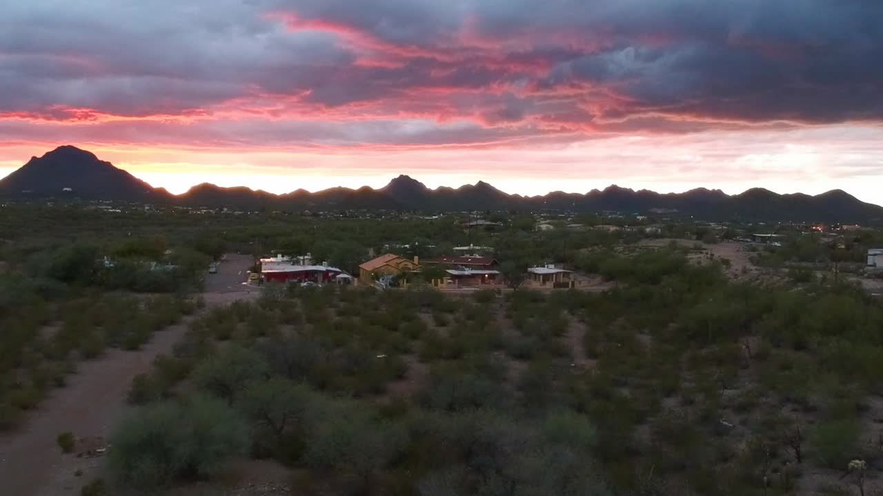 una vista aérea de un vibrante tucson, az puesta de sol que retrocede lentamente