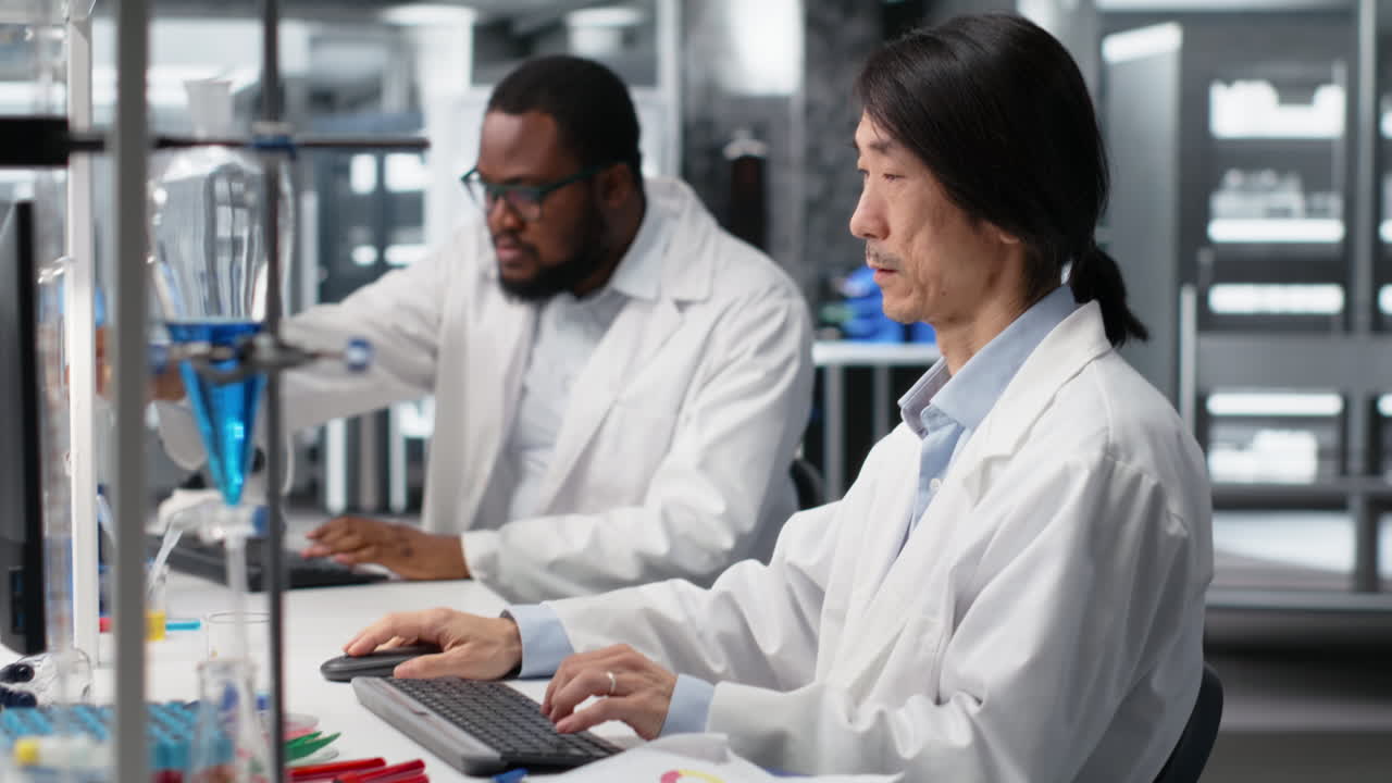 Vertical video Senior lab engineer using computer application for DNA data analysis