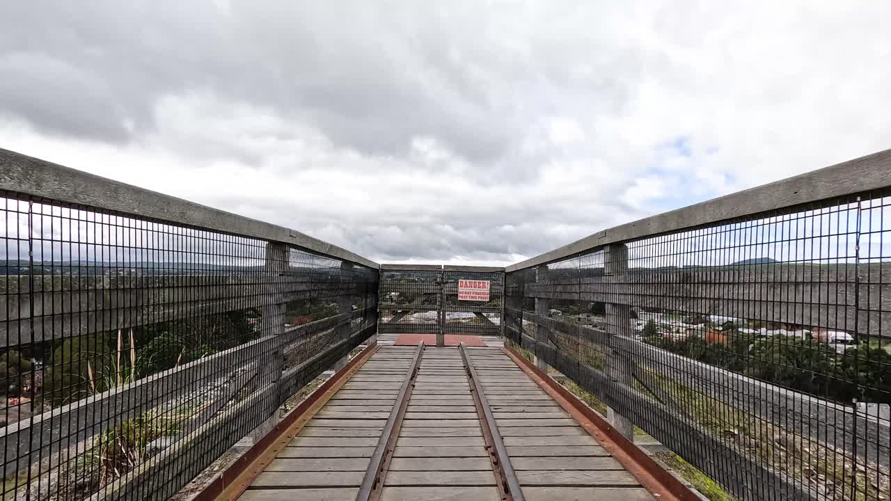 발라라트에서 울타리로 둘러싸인 다리를 가로질러 고 있습니다.