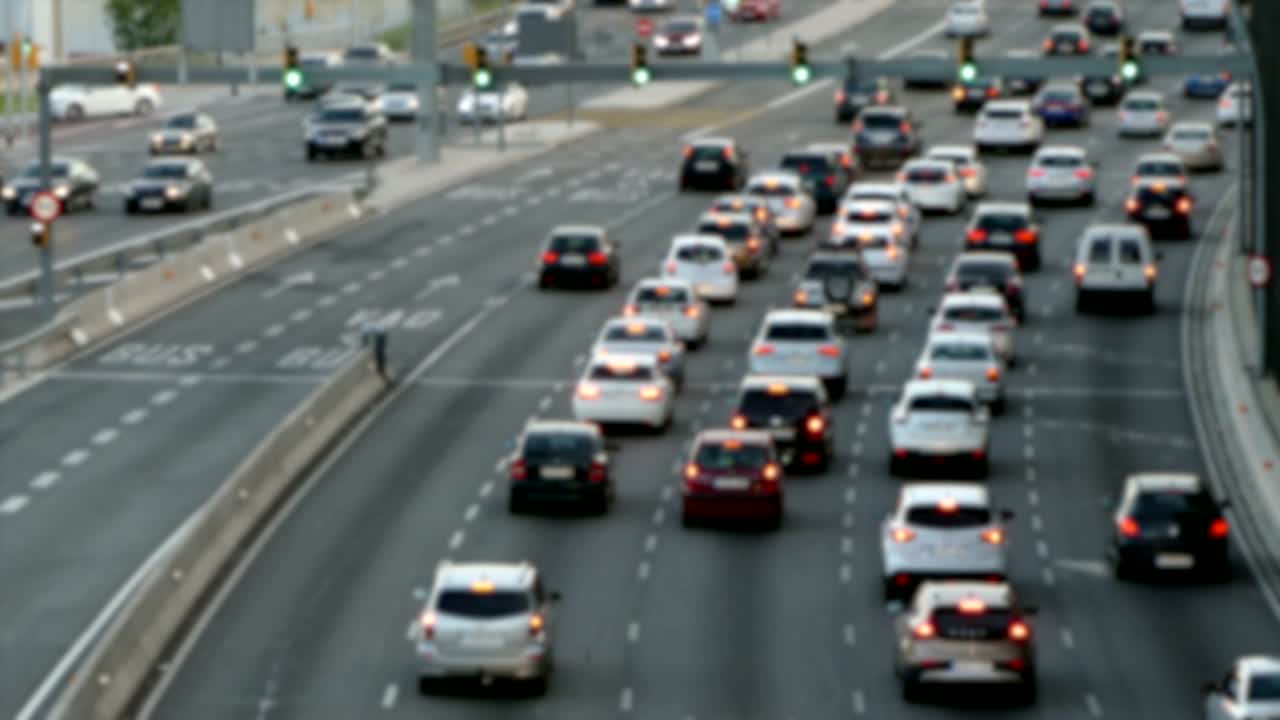 escena de tráfico urbano borrosa.