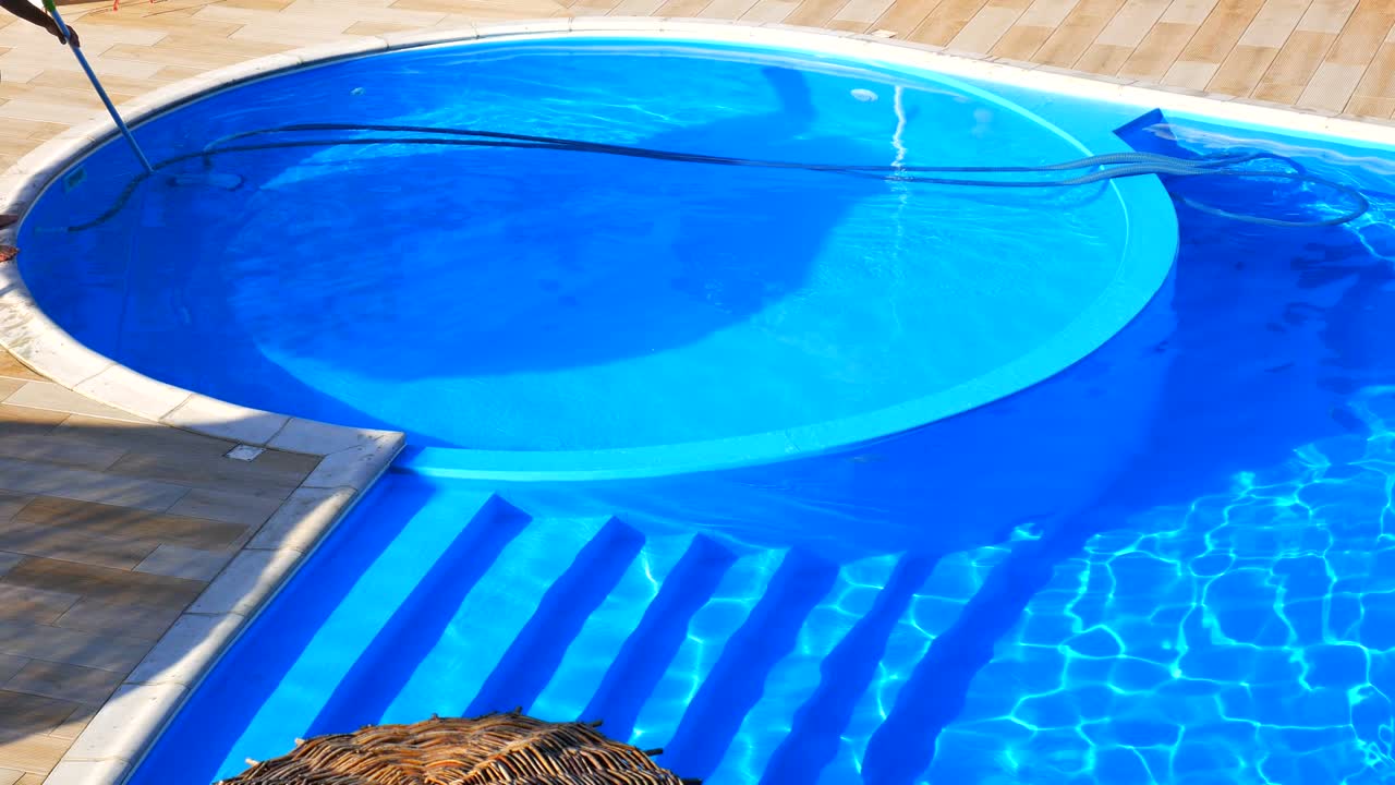 servicio y mantenimiento de la piscina. limpieza de la piscina