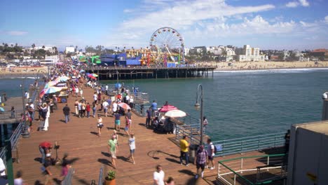 Fußgänger-Zu-Fuß-Auf-Dem-Santa-Monica-Pier-Walking