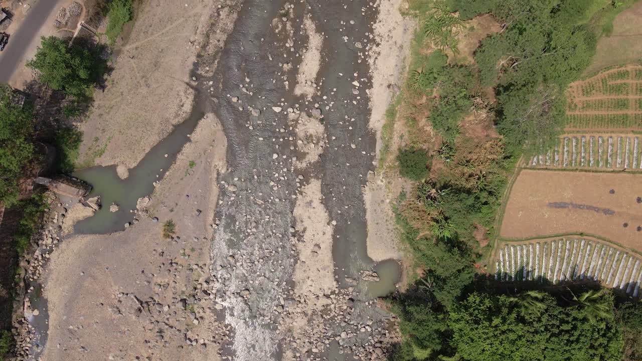 las imágenes de drones aéreos de los ríos están empezando a secarse debido a la estación seca - indonesia