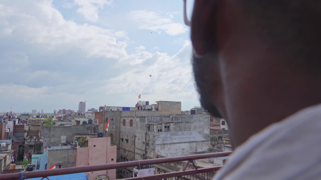 hombre volando cometa