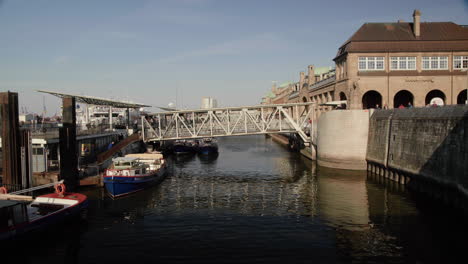 Puente-En-Los-Puentes-De-Aterrizaje-De-Hamburgo-Temprano-En-La-Mañana