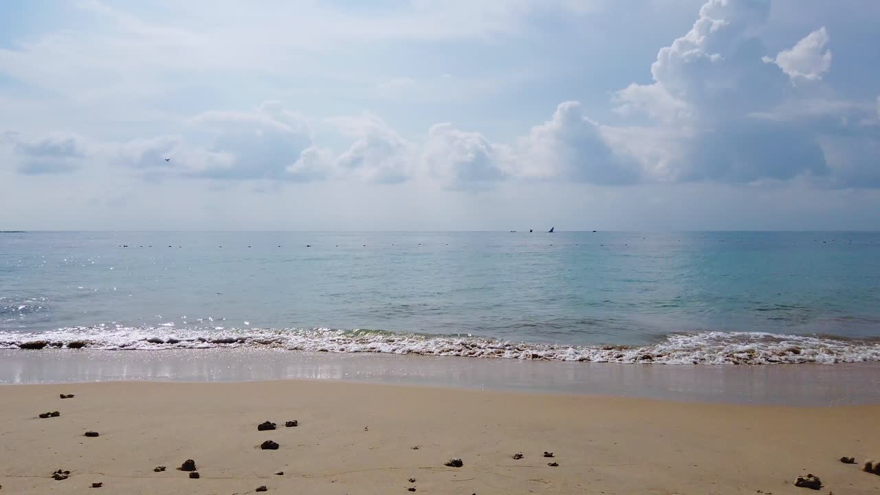 태국 푸켓에서 파도와 바람이 부는 여름 낮의 하얀 바다 모래 해변의 풍경 - 슬로모션 4k uhd 비디오