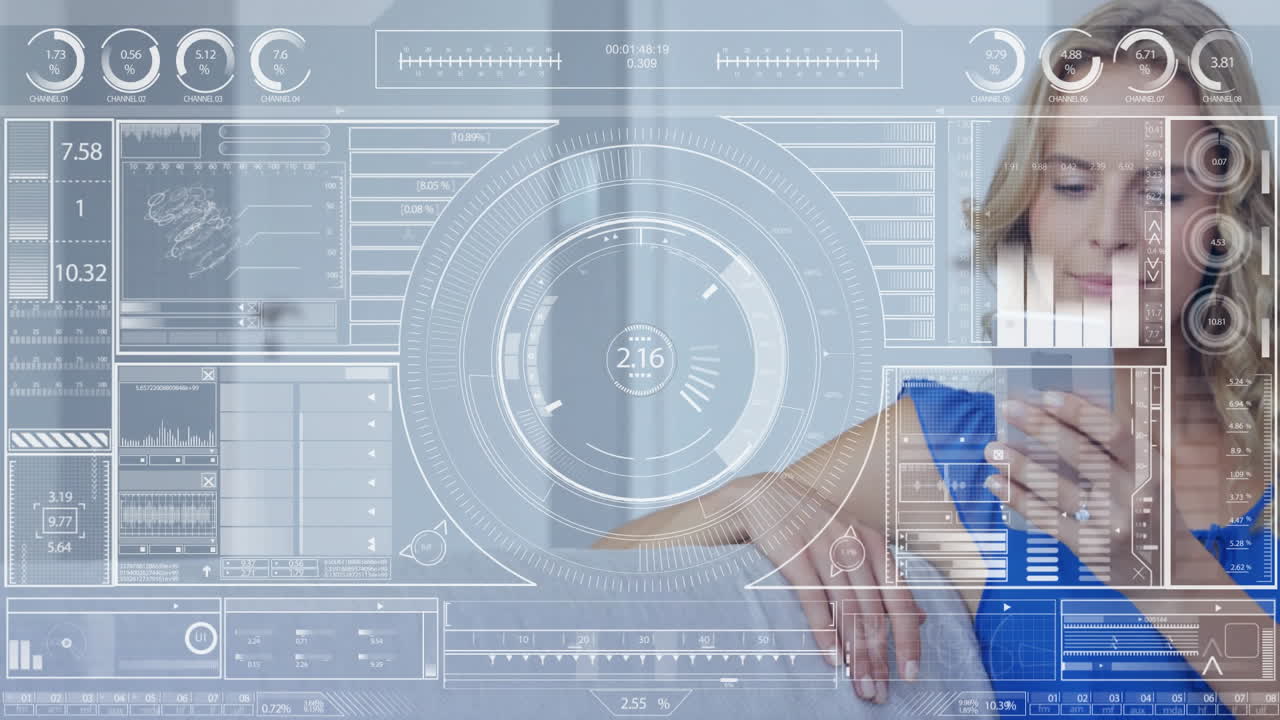 animación de interfaz de datos futurista sobre mujer de negocios que trabaja en una oficina moderna