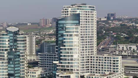 Umhlanga,-Durban-Mostrando-Arquitectura-Moderna,-Paisaje-Urbano-A-La-Luz-Del-Día,-Vista-Aérea.