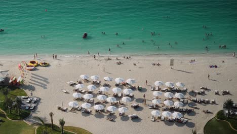 playa de lujo con gente