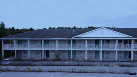 la noche cae en un frío alivio fuera de un motel abandonado