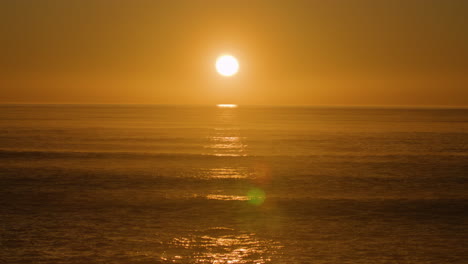 una amplia fotografía de una hermosa puesta de sol en el océano pacífico