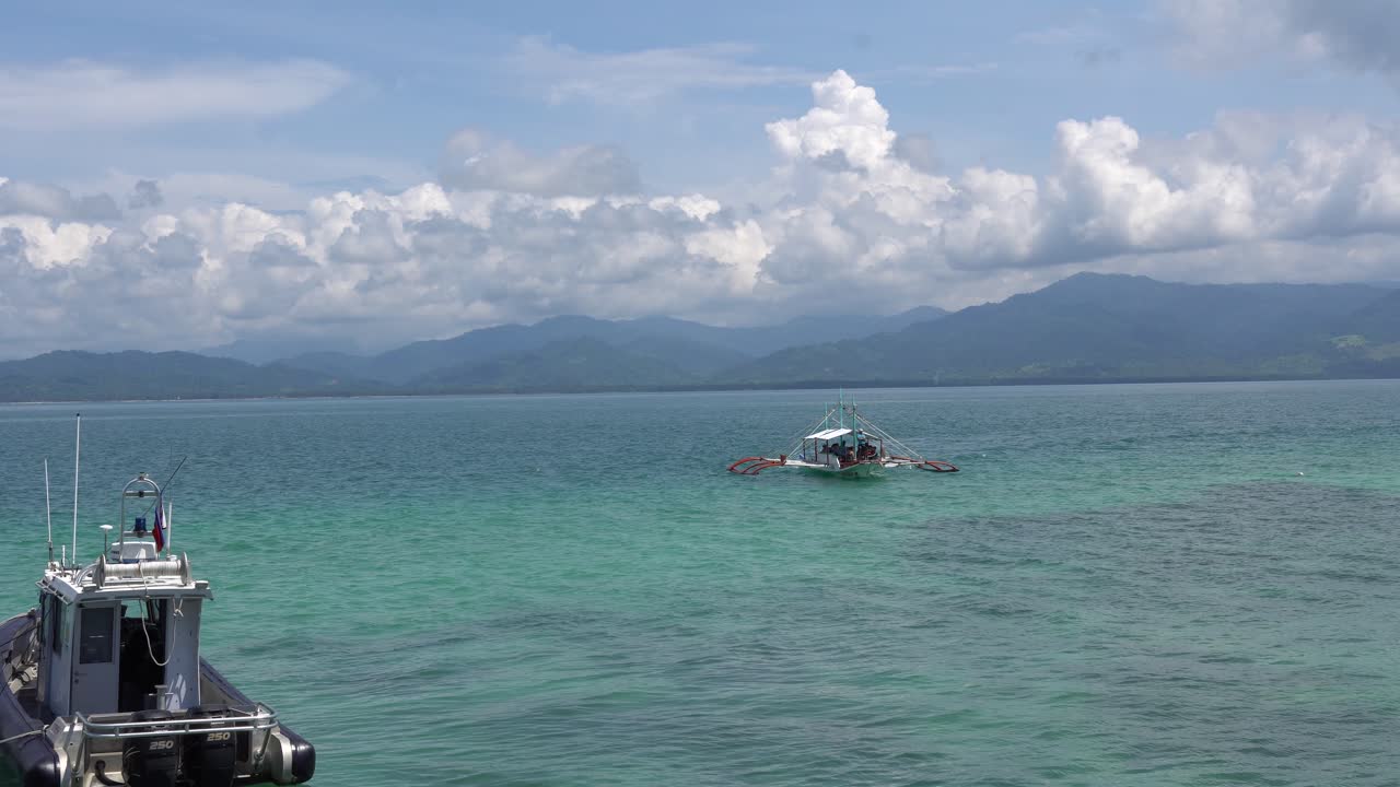 푸에르토 프린세사, 팔라완, 필리핀 - 와이드 샷에 있는 도스 팔마스 섬 리조트의 아름다운 바다를 가로지르는 여객선